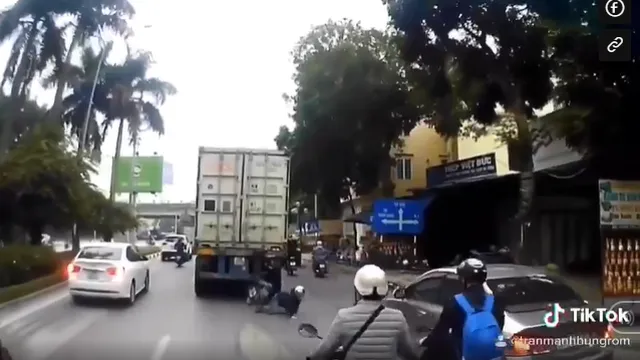 Pha vượt xe tải 'đi vào lòng đất': Người đàn ông bị 'cướp xe máy' trắng trợn giữa ban ngày